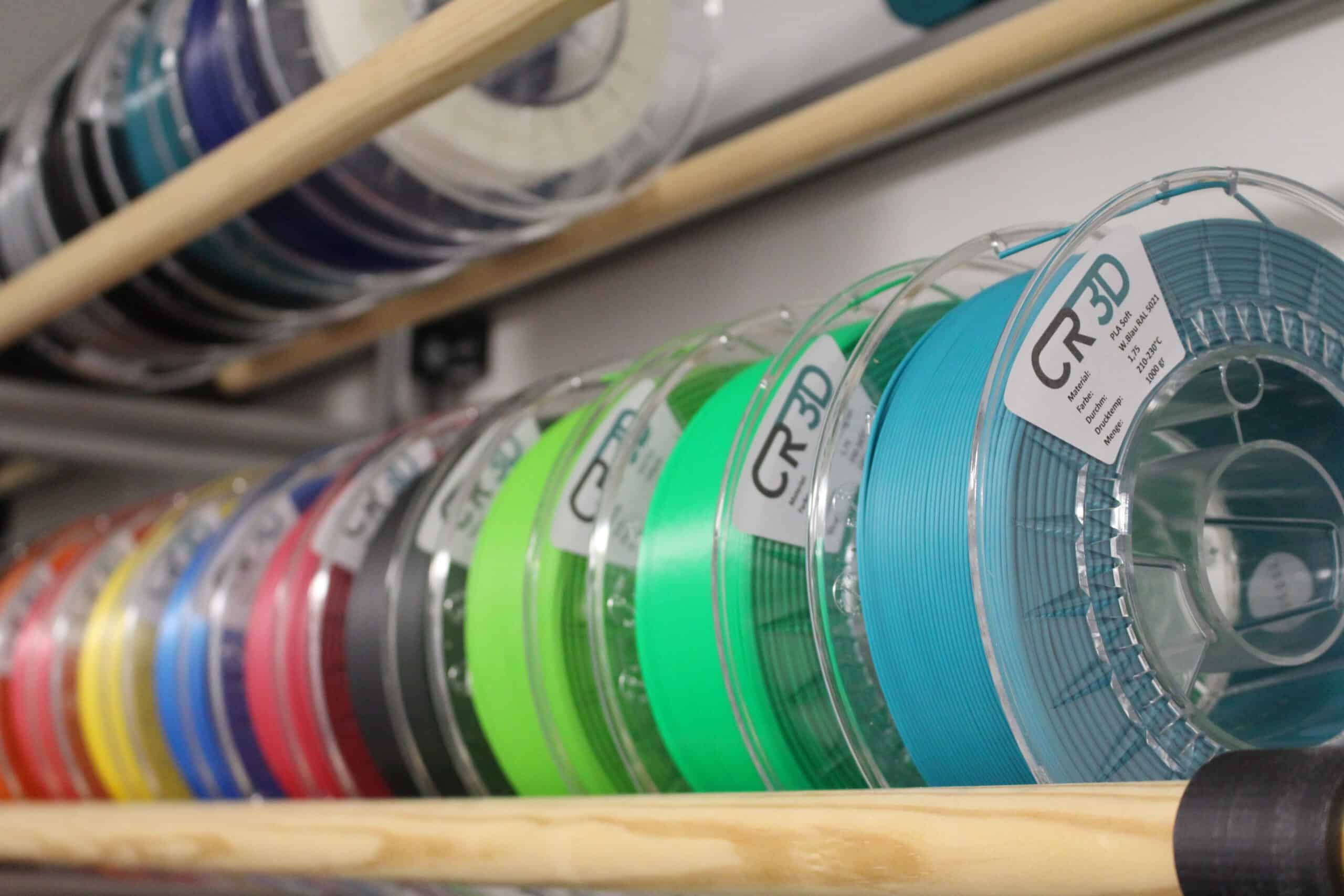 Bunte 3D-Druck Filament-Spulen in der CR-3D Werkstatt