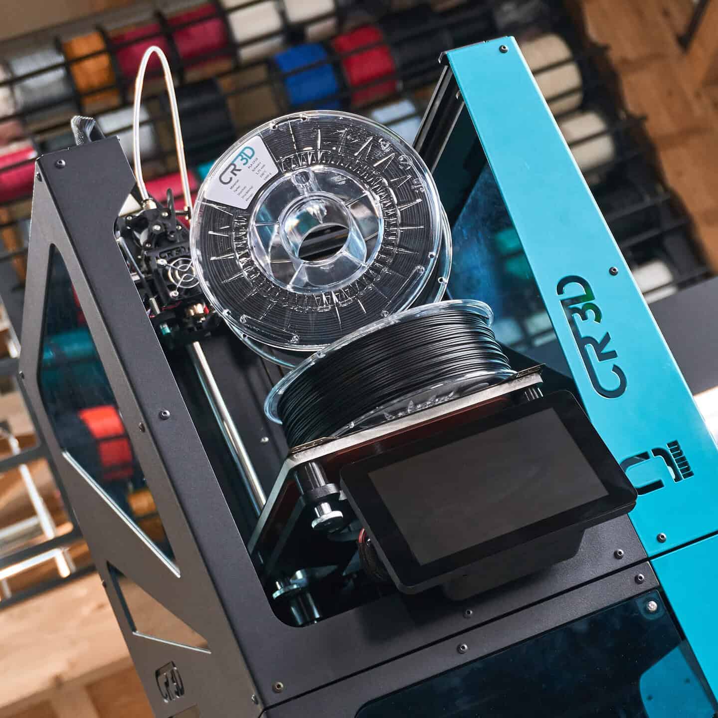 CR-3D C1 Mini Drucker mit offener Bauraumtür, PLA CF10 Spule auf dem Druckbett in der CR-3D Factory