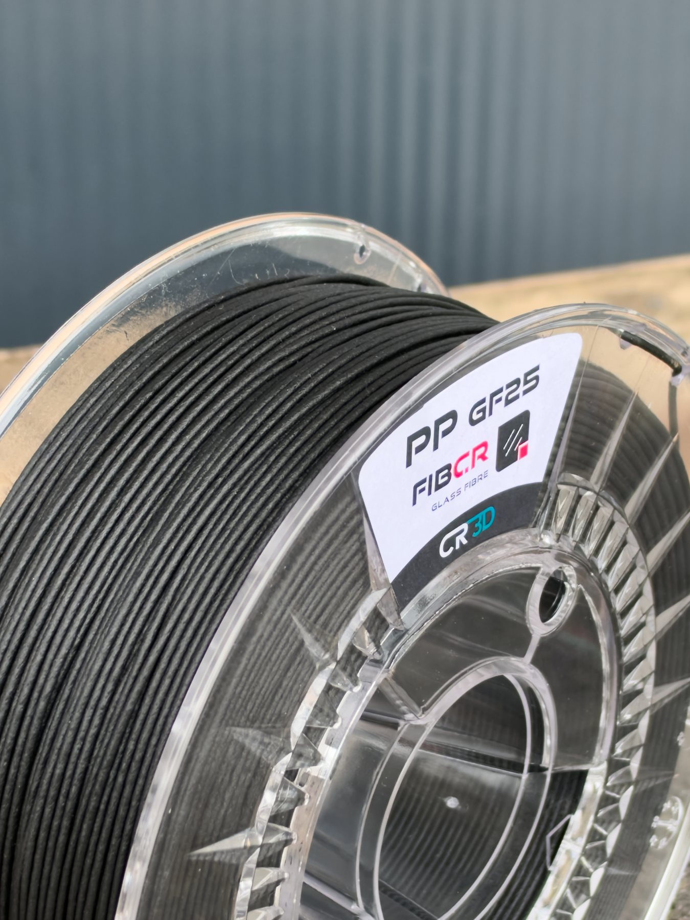 Spule PP GF25 in Schwarz von nah, die Wicklung mit seidig matter Oberfläche